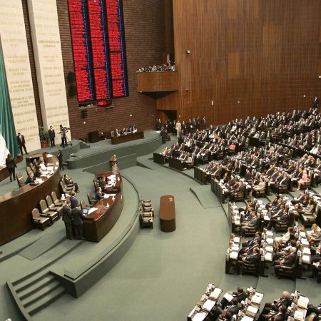 G3008928.JPG
MÉXICO, DF.- Cámara-Legislatura.- Expertos concluyen que los diputados toman posesión acotados por 15 personajes a los que rendirán cuentas; además, la agenda estará marcada por la crisis y la sucesión presidencial. DSL. Foto Agencia EL UNIVERSAL/Pedro Mera