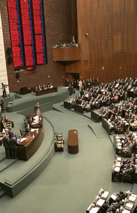 G3008928.JPG
MÉXICO, DF.- Cámara-Legislatura.- Expertos concluyen que los diputados toman posesión acotados por 15 personajes a los que rendirán cuentas; además, la agenda estará marcada por la crisis y la sucesión presidencial. DSL. Foto Agencia EL UNIVERSAL/Pedro Mera
